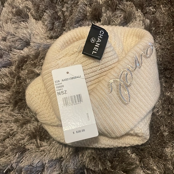 Chanel Cashmere Beanie - Picture 5 of 9